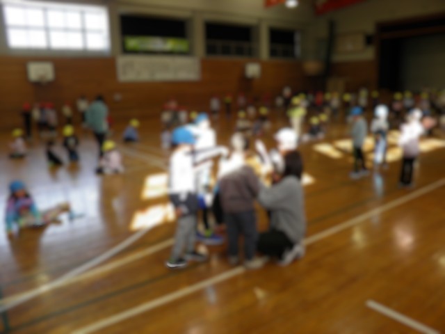 とび縄の片づけ方を教えてもらっているあいおいこども園のみなさん